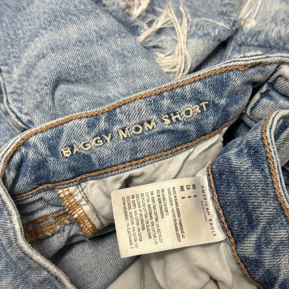 American Eagle Baggy Mom Shorts Light Wash Distressed Denim Size 6 Womens